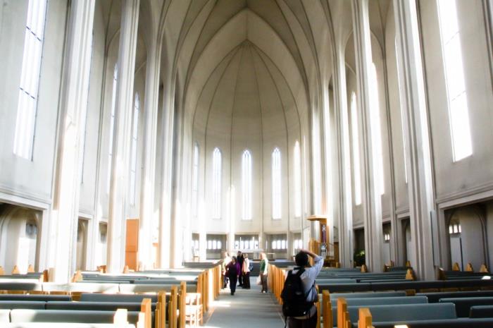 Εκκλησία Hallgrímskirkja μέσα στην πρωτεύουσα του Ρέικιαβικ της Ισλανδίας