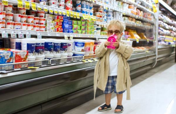 Αποκριάτικα σούπερ μάρκετ παιδικά κοστούμια πηγαίνουν για ψώνια για γιορτινές περιστάσεις