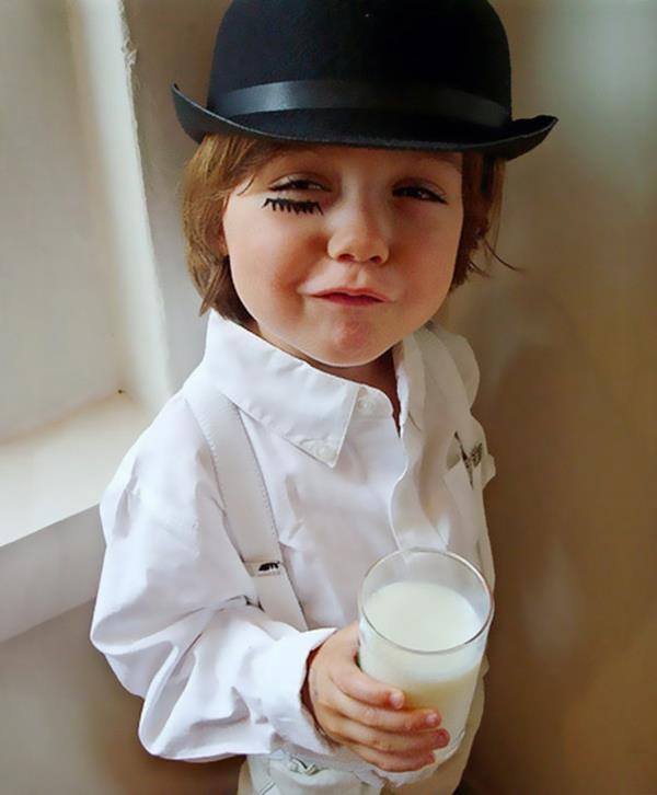 Παιδικά κοστούμια αποκριών σχεδιάζουν γιορτινό ποτό γάλα