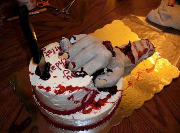 Διακόσμηση κέικ αποκριών μαχαίρι κομμένο στο χέρι