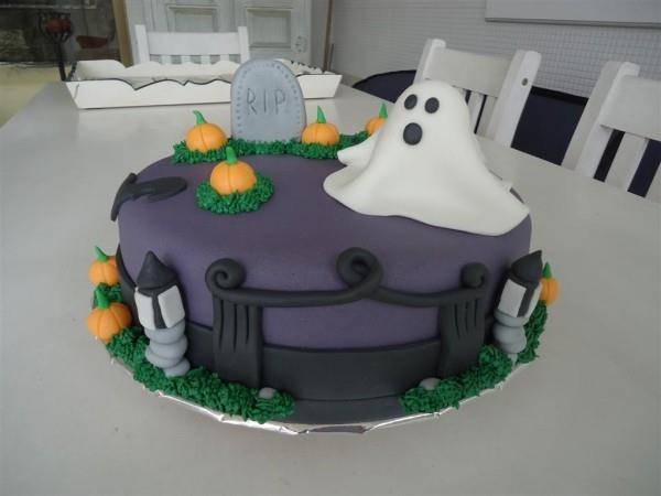 Κέικ αποκριών - μοβ γάνωμα με αστείο φάντασμα