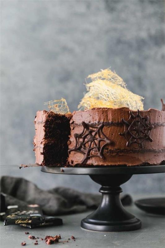 Κέικ αποκριών - κέικ σοκολάτας σε μαύρο δίσκο