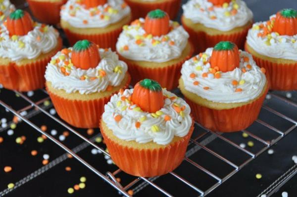 Συνταγές για αποκριάτικο πάρτι πορτοκαλί μάφιν τρόμου που ψήνουν cupcakes από αποκριές