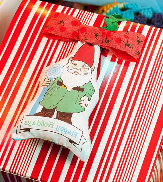 Κάντε Χριστουγεννιάτικα δώρα μόνοι σας φίλοι gnome κόκκινες και άσπρες ρίγες