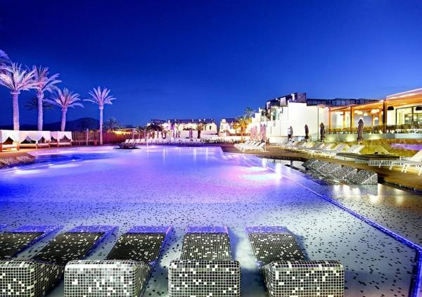 Hard Rock Hotel στην izaμπιζα νύχτα με πισίνα
