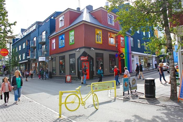Η πρωτεύουσα της Ισλανδίας Ρέικιαβικ ορόσημα στους δρόμους χρωματιστά σπίτια