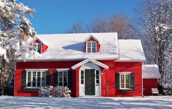 Σπίτι βαφή χρώμα κόκκινο σπίτι πρόσοψη χρώμα χειμώνα λευκό χιόνι λευκό κόκκινο χρώμα