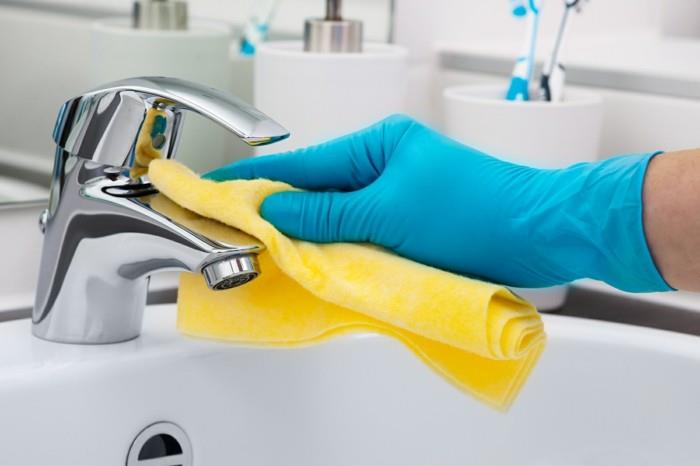 Συμβουλές οικιακής χρήσης απορρυπαντικά καθαρισμού βρύσης μπάνιου