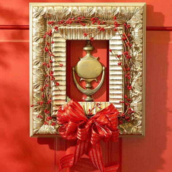 Μπροστινή πόρτα-Χριστούγεννα-στεφάνι-κόκκινα-τόξα-μούρα-κορνίζα-πόρτα χτύπημα πόρτας