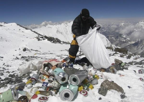 Ο υψηλότερος μετεωρολογικός σταθμός στον κόσμο στο Έβερεστ Σκουπίδια στη στέγη του κόσμου