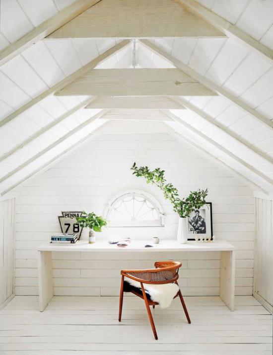 Το γραφείο του σπιτιού στη σοφίτα όλα τα λευκά δύο πράσινα φυτά σε γλάστρες πολύ φως της ημέρας αισθάνονται καλά ενώ εργάζεστε