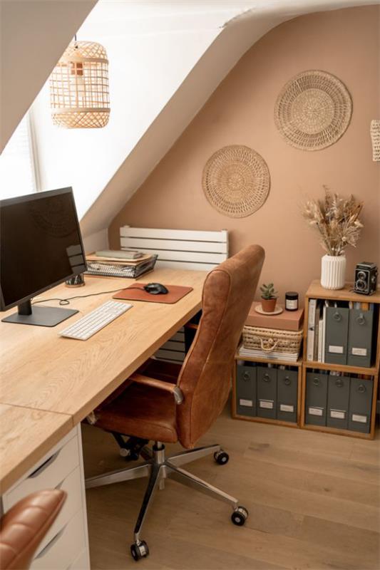 Γραφείο σπιτιού στη σοφίτα μπεζ πολυθρόνα τοίχου από ανοιχτόχρωμο ξύλο καλυμμένο με βελούδινη χειροποίητη διακόσμηση τοίχου