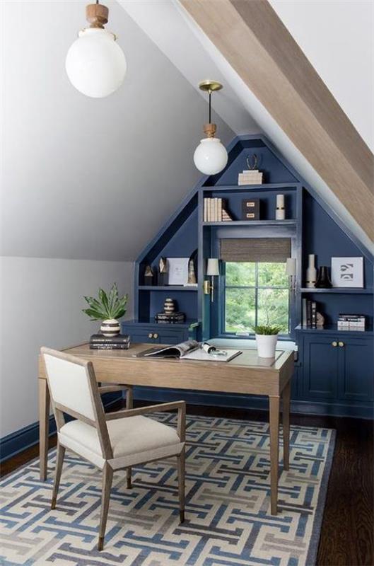 Γραφείο σπιτιού στον σοφίτα μπλε τοίχο των ράφια κάτω από την πλαγιά έξυπνη ιδέα φωτεινά έπιπλα ατμόσφαιρα από ελαφρύ ξύλινο χαλί