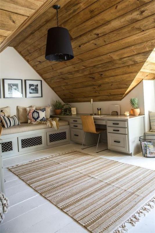 Γραφείο στο σπίτι στη σοφίτα πολύ ζεστή και ρομαντική ατμόσφαιρα πολλά ξύλινα μαλακά υφάσματα μαξιλάρια στο χαλί πάγκου