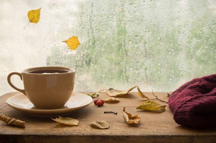 Herbstdeko άνεση ζεστασιά στο σπίτι έξω από τη βροχή