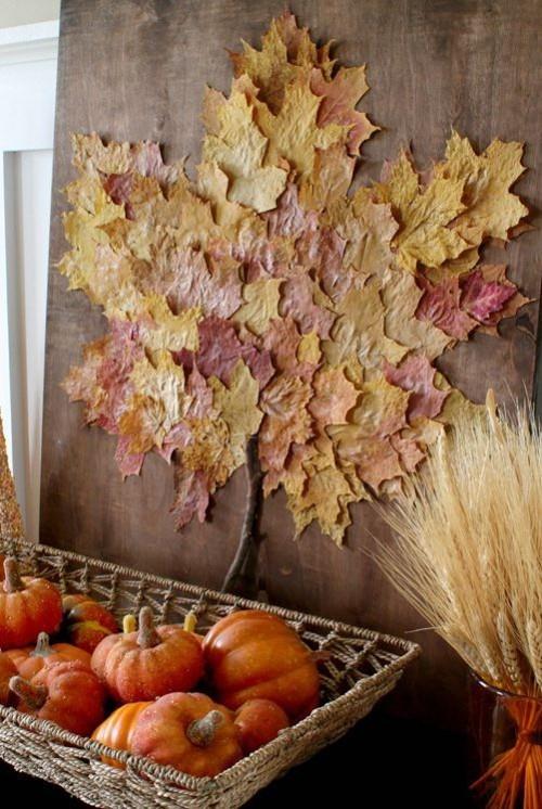Herbstdeko tinker πολύχρωμα φθινοπωρινά φύλλα στον τοίχο όμορφα διακοσμημένα διακοσμητικά κολοκυθάκια σιτάρια από κάτω