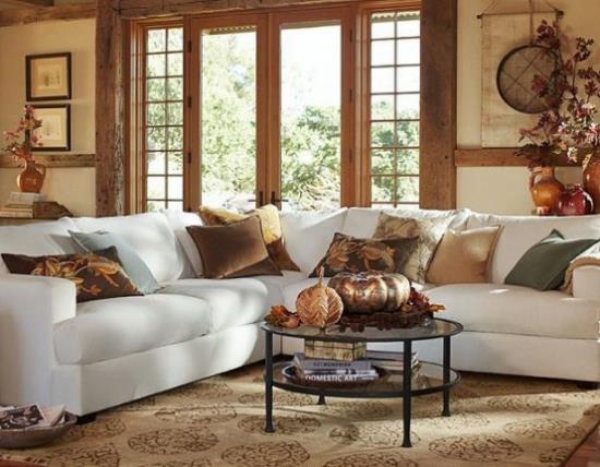 Herbstdeko στο σαλόνι λευκό καναπέ ρίξτε μαξιλάρι φύλλα κολοκύθας σε βάζα