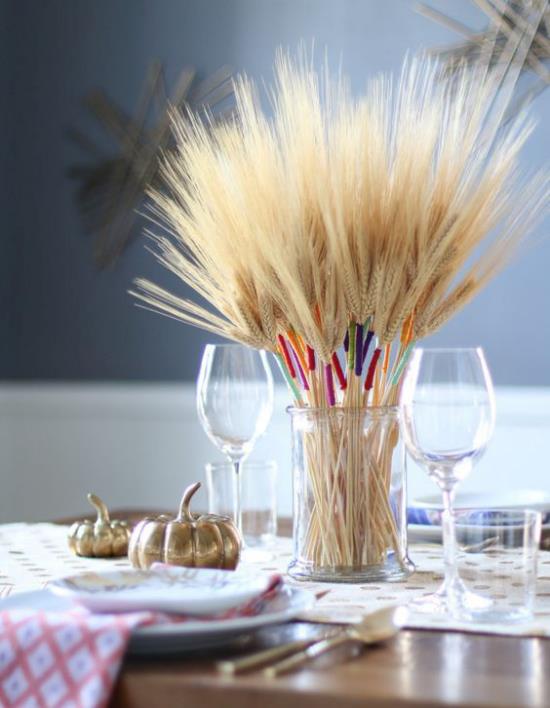 Φθινοπωρινή διακόσμηση με σιτάρι Ποτήρι που τραβάει τα βλέμματα, διακοσμημένο με κοτσάνια σιταριού στο τραπέζι φαγητού διακοσμημένο το φθινόπωρο, δύο μικρές κολοκύθες