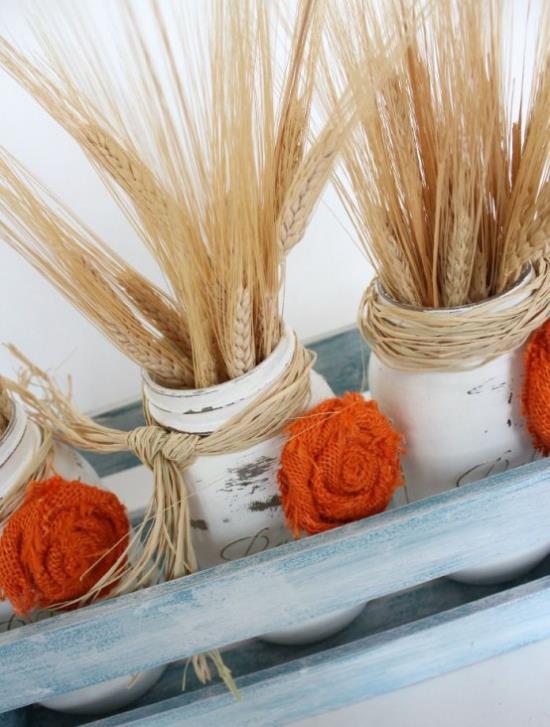 Φθινοπωρινή διακόσμηση με ποτήρια σιταριού βαμμένα σε άσπρα κοτσάνια σιταριού πλεκτά λουλούδια σε πορτοκαλί αγροτική διακόσμηση