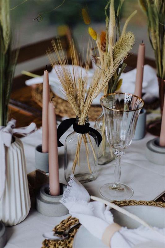 Φθινοπωρινή διακόσμηση με σιτάρι τραπέζι διακόσμησης γυαλί με κοτσάνια σιταριού ροζ κεριά αγροτική ιδέα διακόσμησης