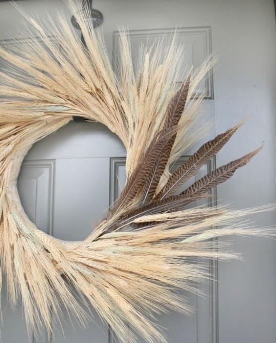 Φθινοπωρινή διακόσμηση με στεφάνι πόρτας σιταριού διακοσμημένο με κοτσάνια σιταριού με φτερά