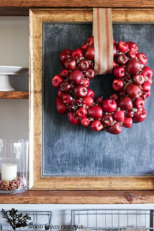 Φτιάξτε το δικό σας φθινοπωρινό στεφάνι από κόκκινα μήλα ως διακόσμηση στην κουζίνα