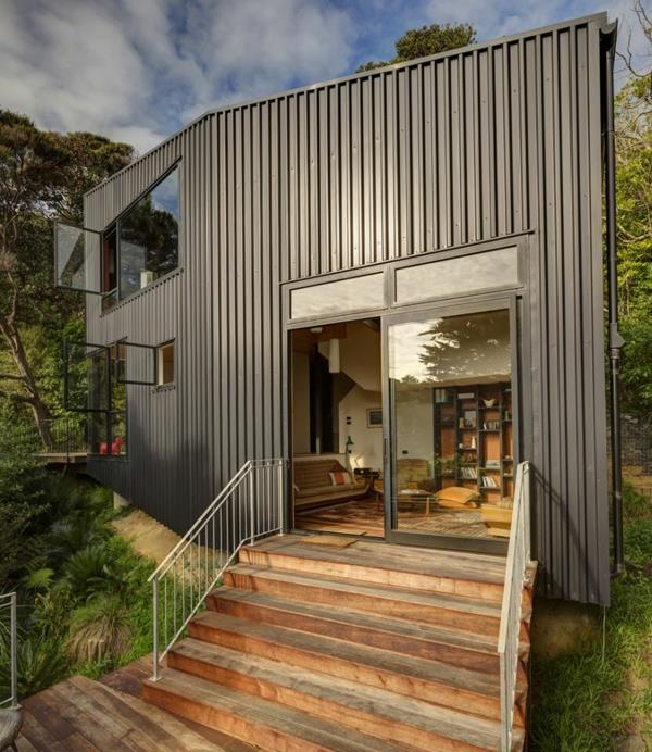 Υπέροχη κατοικία με διαφοροποιημένους χώρους διαβίωσης ξύλινες σκάλες
