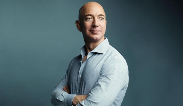 Η ιδιοφυΐα υψηλής τεχνολογίας Jeff Bezos Amazon υπερδύναμη στο διαδικτυακό λιανικό εμπόριο