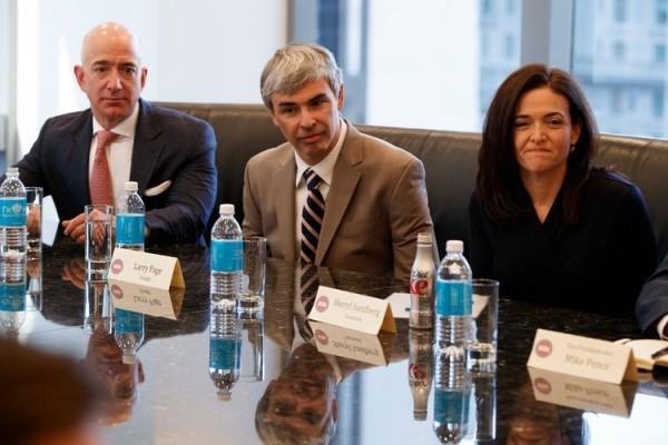 Ο ιδιοφυής υψηλής τεχνολογίας Larry Page Jeff Bezos στη συνέντευξη Τύπου