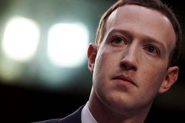 Ο ιδιοφυής υψηλής τεχνολογίας, Mark Zuckerberg, ίδρυσε το μεγαλύτερο κοινωνικό δίκτυο, το Facebook