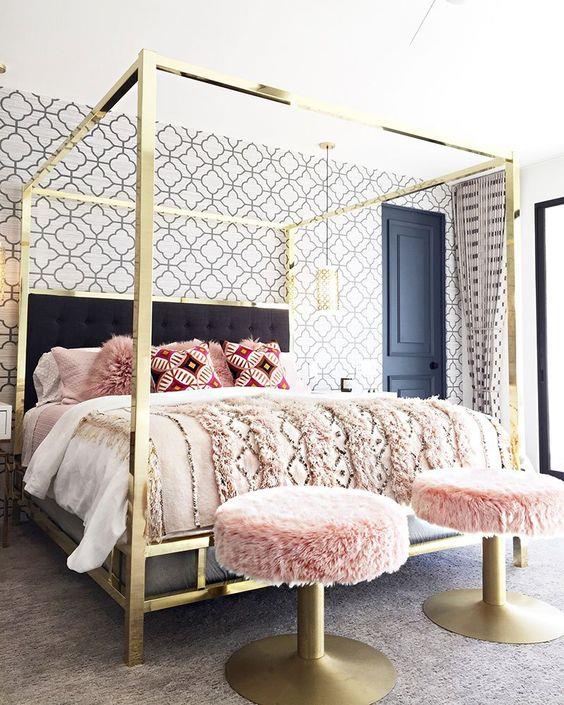 Μεταλλικά κρεβάτια με ουρανό, μεγάλα στρώματα, ροζ σκουλαρίκια από πούπουλα από πούπουλα από faux γούνα