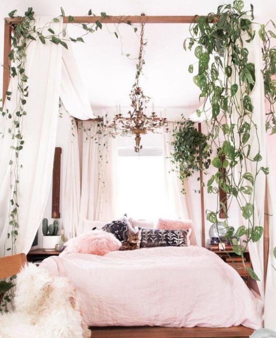 Κρεβάτι με ουρανό που αναρριχείται σε πράσινα φυτά στο πλαίσιο προσθέτει μια φυσική πινελιά στο υπνοδωμάτιο