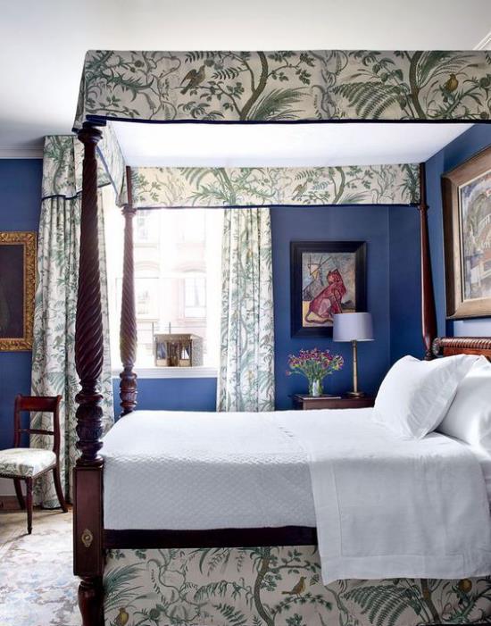 Κρεβάτι με ουρανό με παραδοσιακό σκελετό από μασίφ ξύλο σε σκούρο καφέ μπλε τοίχους