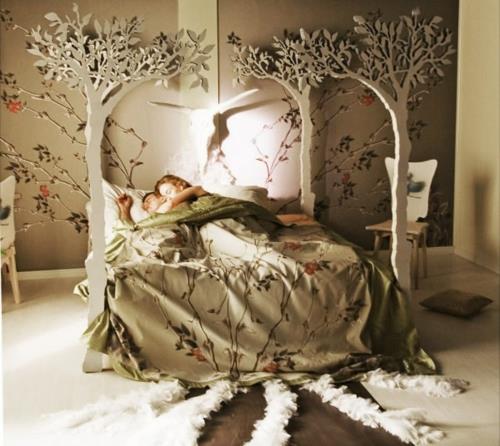 Ξύλινα κρεβάτια με ουρανό και κλινοσκεπάσματα στο υπνοδωμάτιο