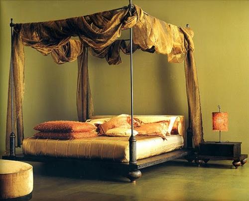 Ξύλινα κρεβάτια με ουρανό στο υπνοδωμάτιο με υπερβολικές κουρτίνες
