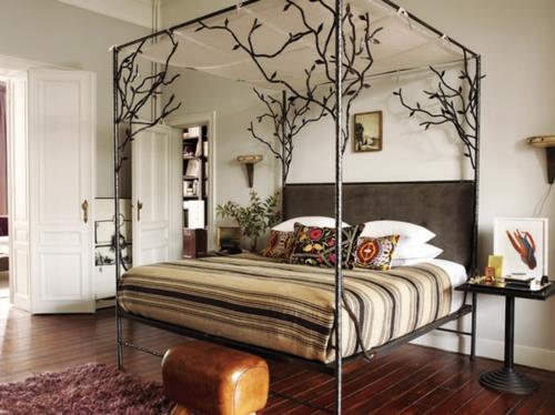 Ξύλινα κρεβάτια με ουρανό και μεταλλικό στρώμα με πλαίσιο κρεβατοκάμαρας