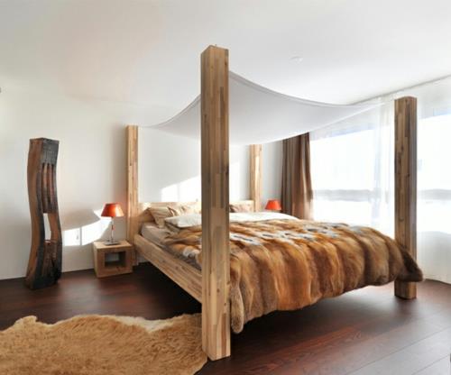 Μασίφ ξύλινα κρεβάτια με ουρανό στο υπνοδωμάτιο