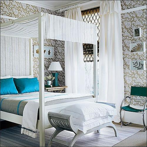 Ξύλινα κρεβάτια με ουρανό στο υπνοδωμάτιο με μασίφ λευκό λακαριστό ταβάνι