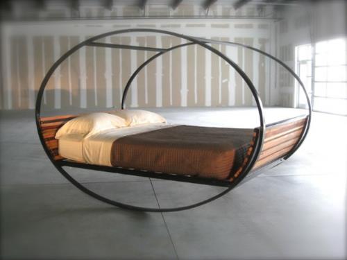 Ξύλινα κρεβάτια με ουρανό σε μινιμαλιστικό σχεδιασμό κρεβατοκάμαρας