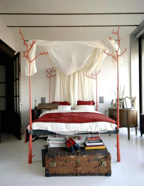 Ξύλινα κρεβάτια με ουρανό και κόκκινα κλινοσκεπάσματα κρεβατοκάμαρας