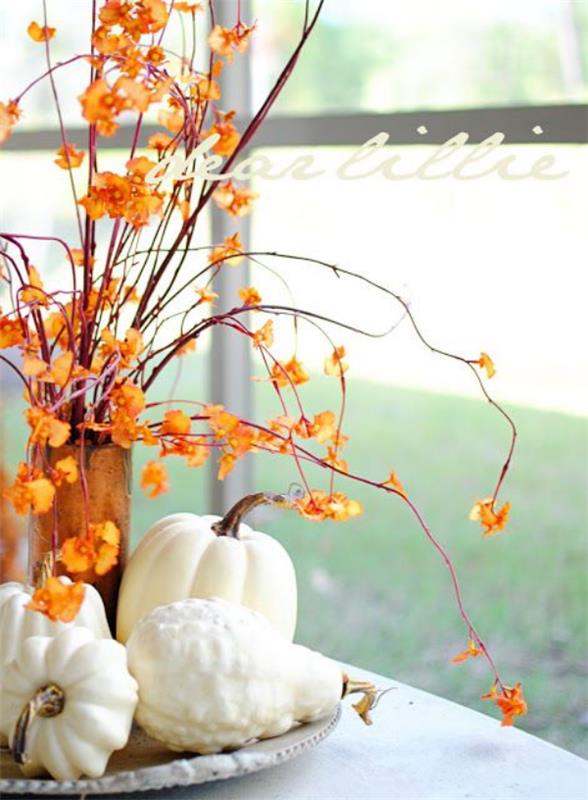 Αξιολάτρευτες φθινοπωρινές ιδέες διακόσμησης στο περβάζι σε ένα δίσκο λευκές βάζες κολοκύθας με φύλλα φθινοπώρου
