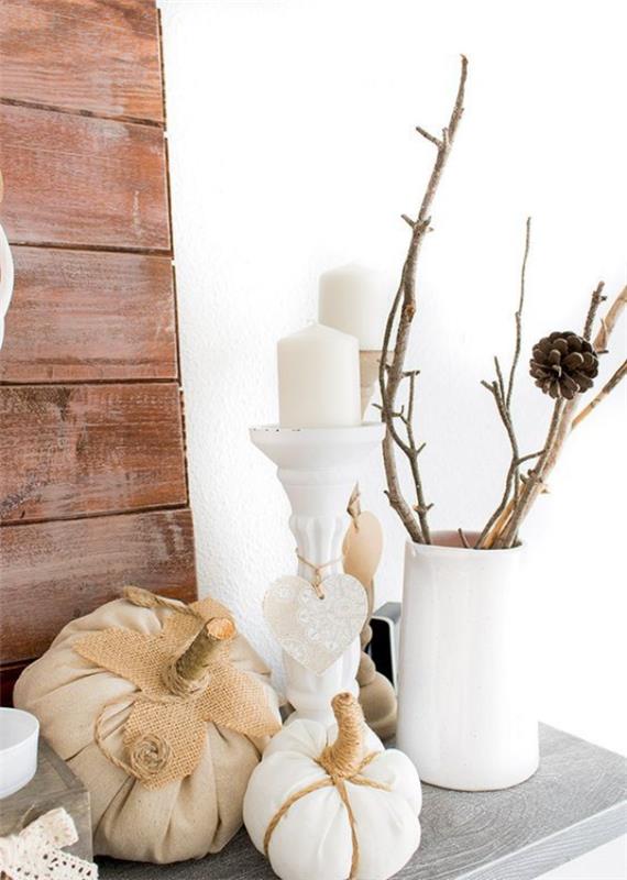 Αξιολάτρευτες φθινοπωρινές ιδέες διακόσμησης σε στυλ Scandi λευκές κολοκύθες λευκά κεριά λευκό βάζο γυμνά κλαδιά κουκουνάρια