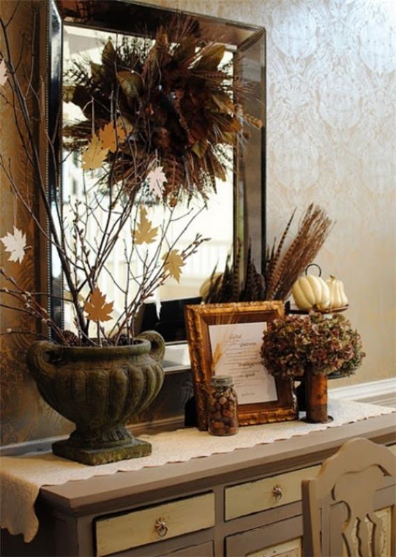 Αξιολάτρευτες φθινοπωρινές ιδέες διακόσμησης σε vintage στυλ στο τραπέζι της κονσόλας μπροστά από τον καθρέφτη, πολύχρωμο φύλλο από φύλλα σιταριού