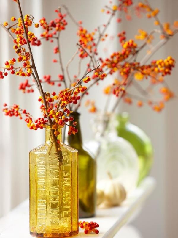Αξιολάτρευτες φθινοπωρινές ιδέες διακόσμησης με κίτρινα και κόκκινα μούρα στο ποτήρι για μια απαλή φθινοπωρινή αίσθηση