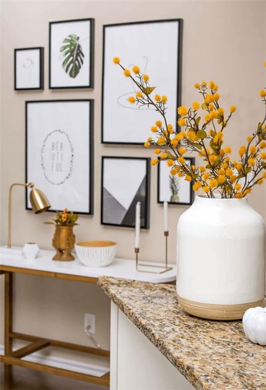 Αξιολάτρευτες ιδέες διακόσμησης φθινοπώρου όμορφη διακόσμηση τοίχου λευκό βάζο με κλαδιά κίτρινα λουλούδια φθινοπωρινή αίσθηση