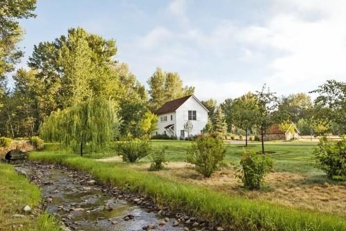 Backyard farmhouse ανακαινισμένη πέτρινη γέφυρα μικρό ρεύμα μεγάλο κήπο υπόστεγο κήπου υπόστεγο