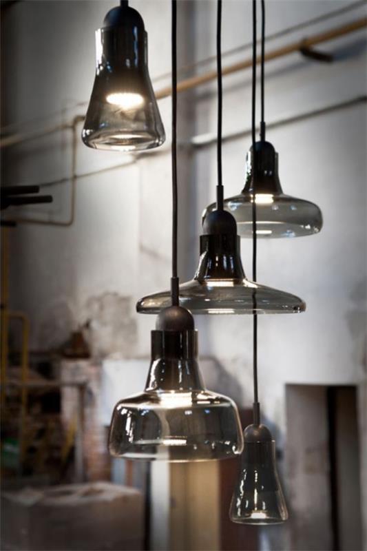 Κρεμαστά φώτα Το γυαλί είναι το πιο ευρέως χρησιμοποιούμενο υλικό στην κατασκευή κρεμαστών φώτων