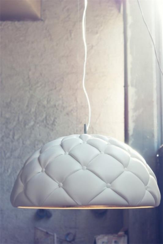 Κρεμαστά φωτιστικά με αμπαζούρ σε λευκό όμορφο σχέδιο