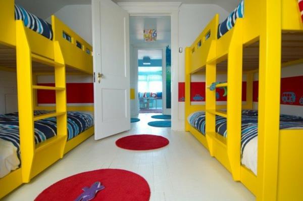 Κρεβάτι σοφίτας στο παιδικό δωμάτιο κίτρινη δομή