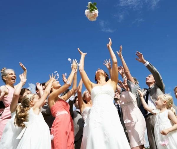 Έθιμα γάμου γάμος παντρεύεται παράδοση να ρίξει το νυφικό μπουκέτο